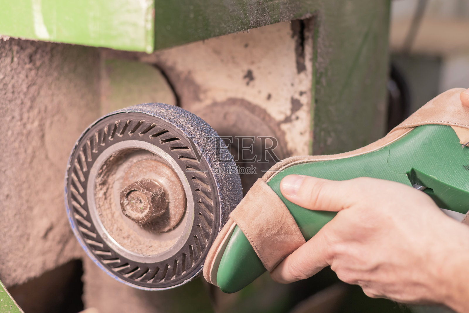 鞋匠在砂石机上加工女鞋照片摄影图片