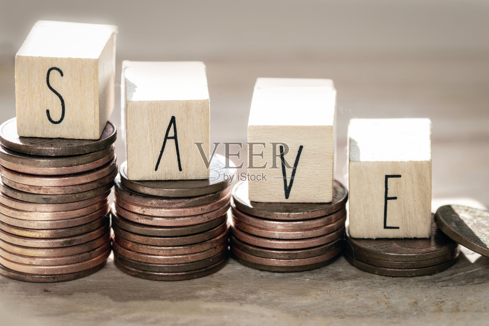 叠币用省信的木块，时间节约概念成长的金钱楼梯照片摄影图片