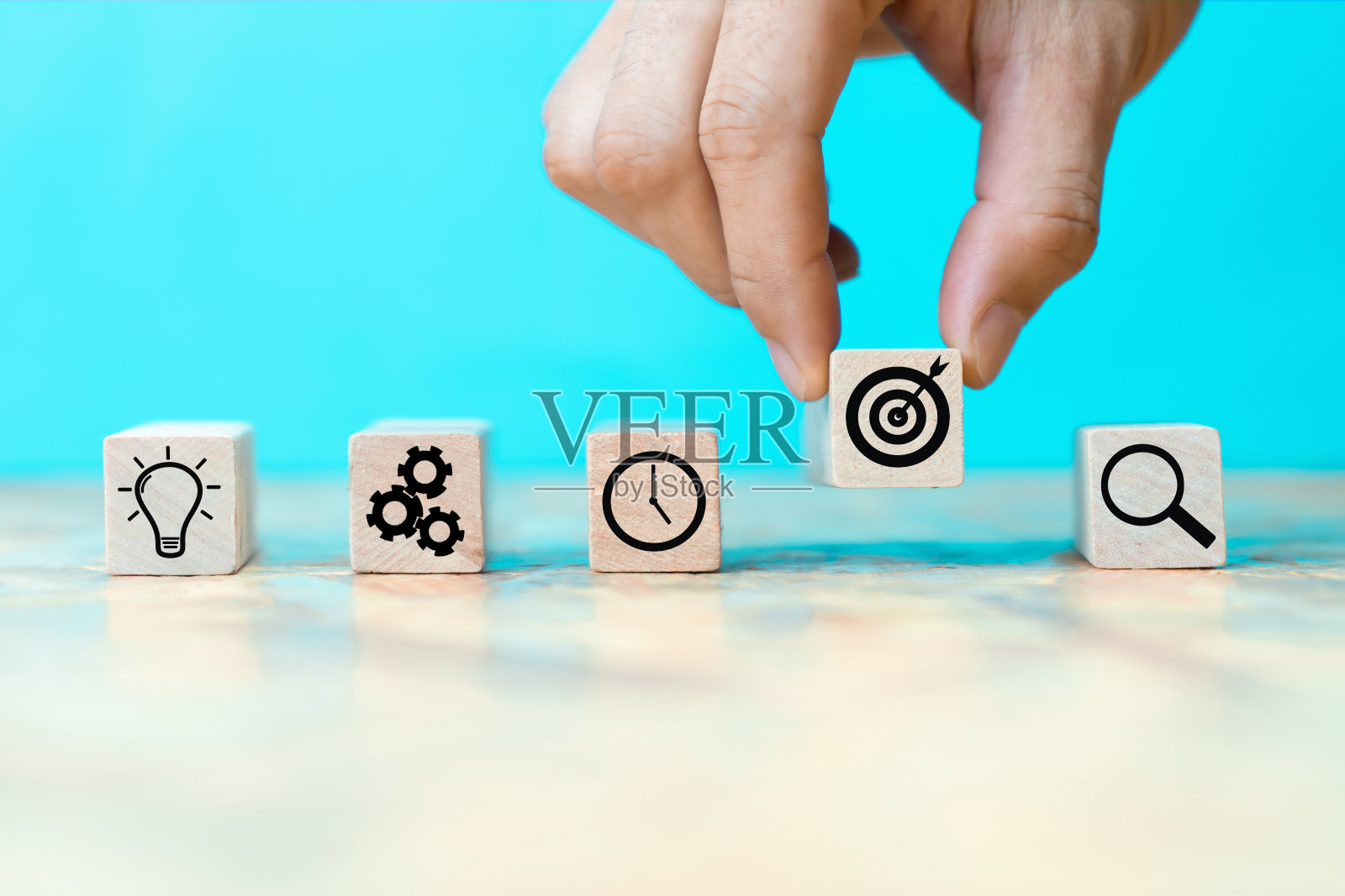 商人手摆木块与图标商业策略照片摄影图片