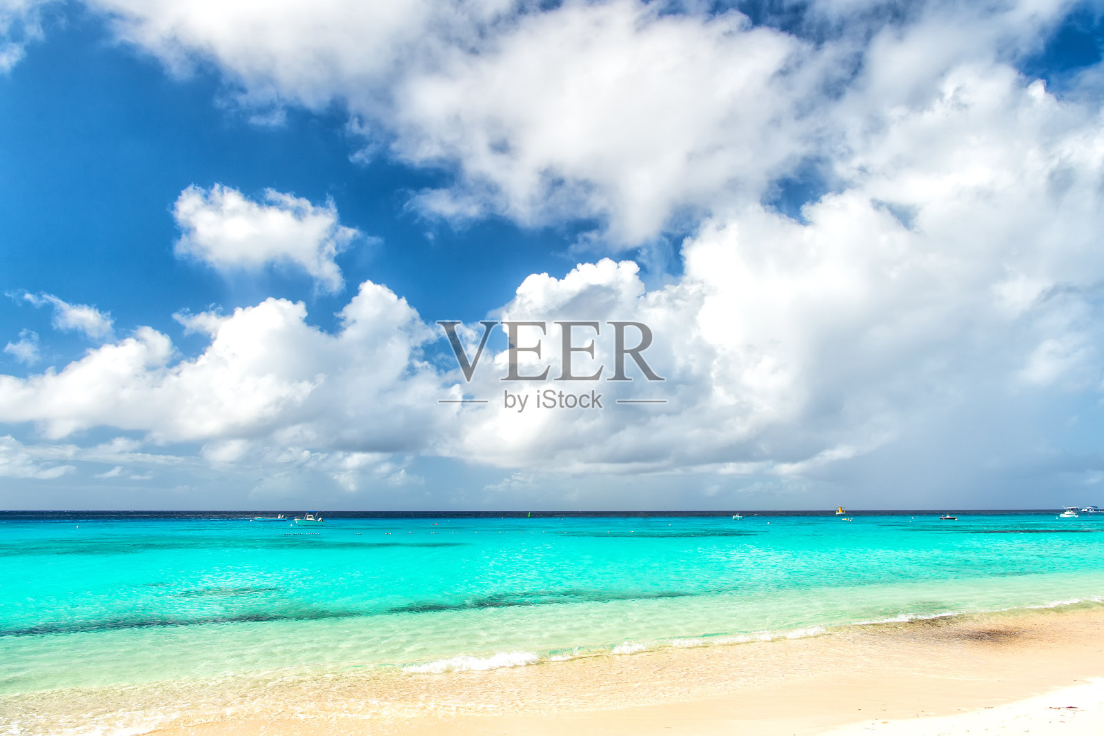 美丽的海景，海景有船照片摄影图片