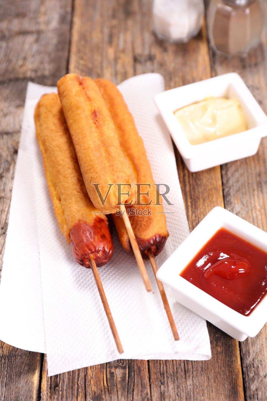 炸玉米热狗和酱汁照片摄影图片