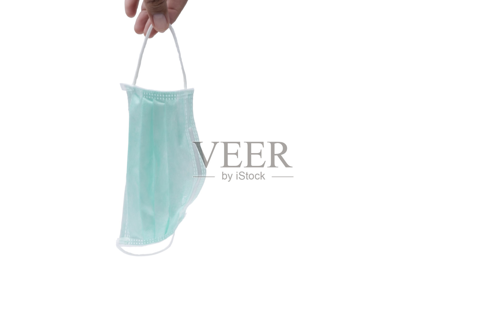 手持医用口罩的人，隔离在白色背景上，以剪切路径为冠状病毒或COVID-19病毒保护概念照片摄影图片