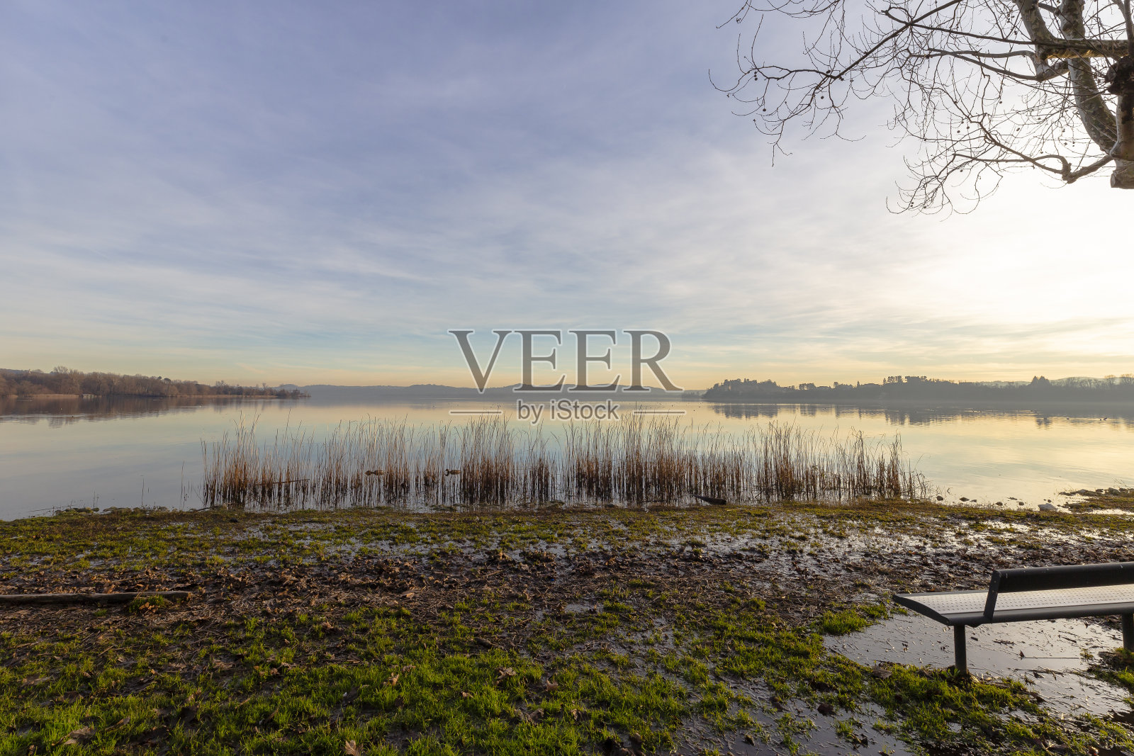 在一个美丽的阳光明媚的日子里，瓦雷兹湖的景色照片摄影图片