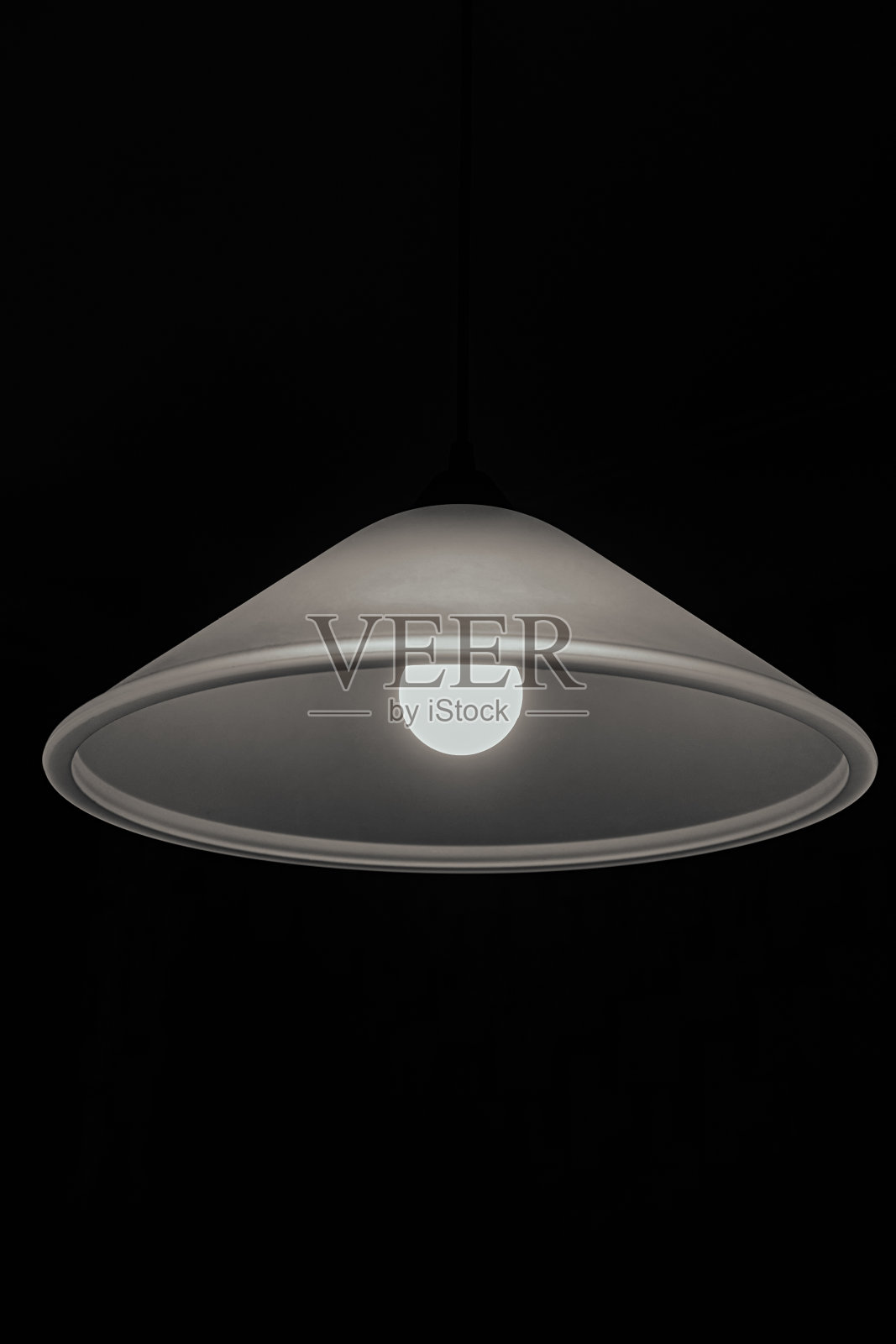 在黑暗背景上有一盏灯的吊灯。照片摄影图片