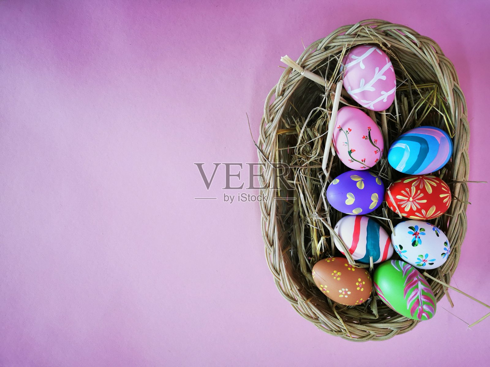 给篮子里的复活节蛋涂上粉红色的背景照片摄影图片