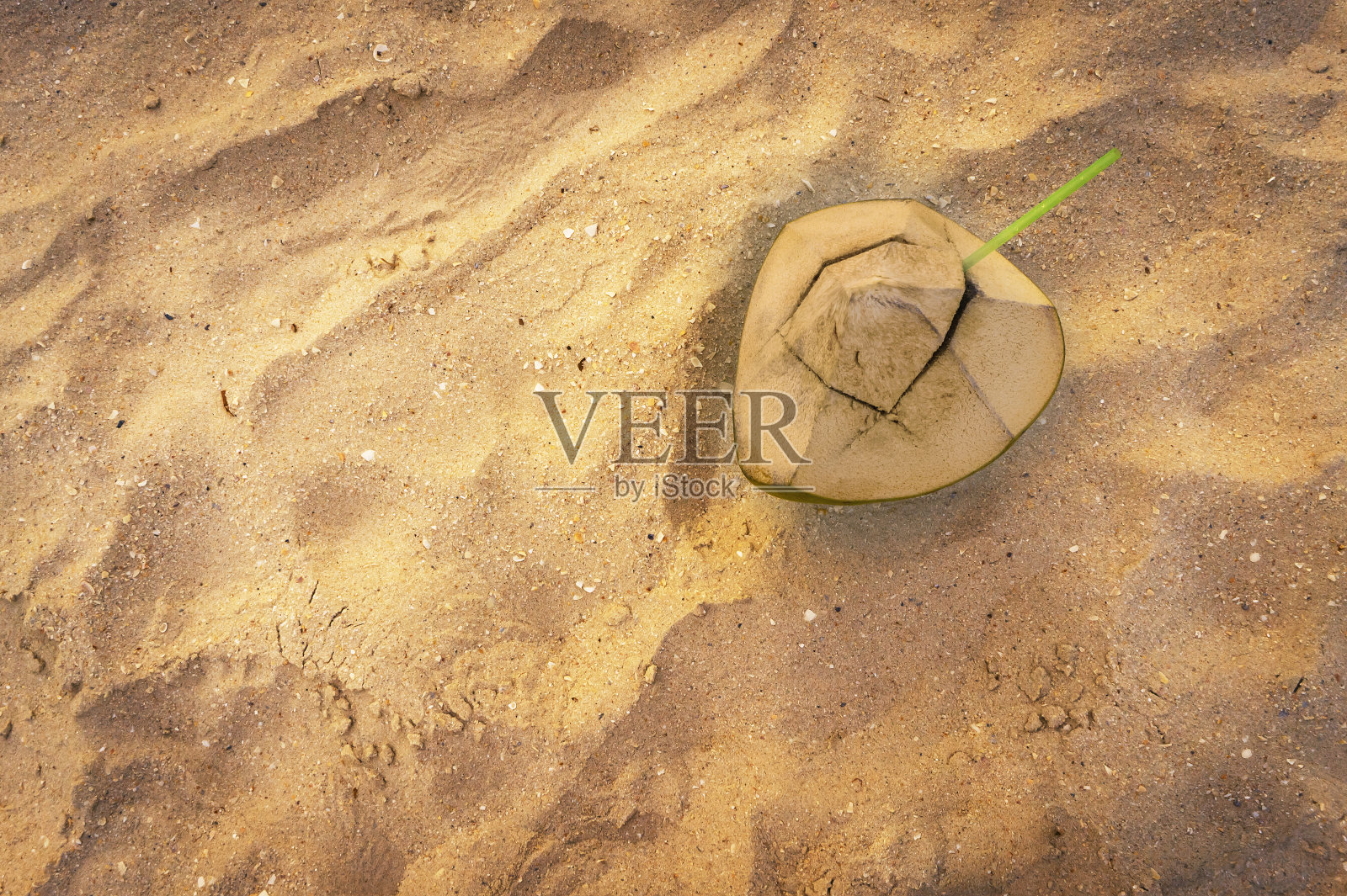 沙滩上的新鲜椰子鸡尾酒照片摄影图片