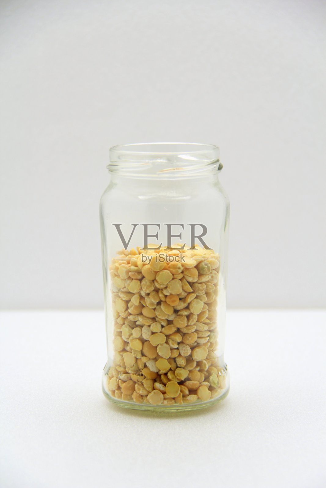 白底豌豆玻璃罐，侧视图照片摄影图片