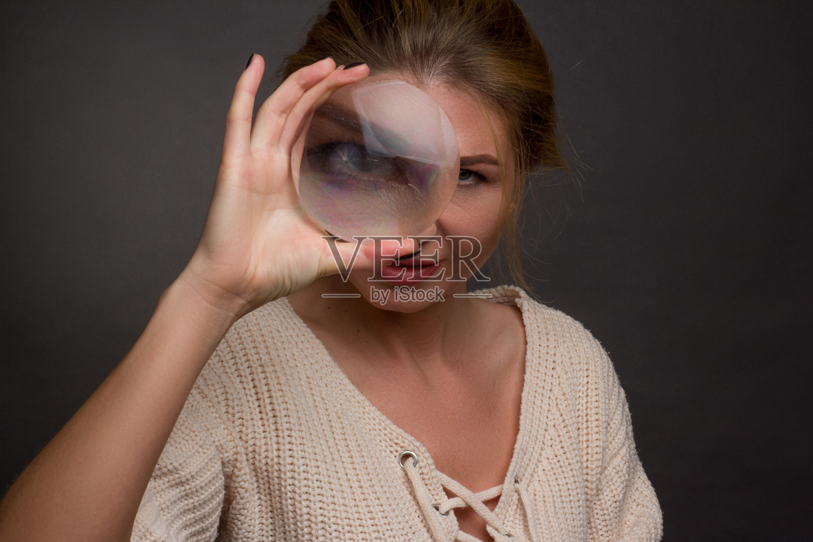 一个中年金发女人的肖像在浅灰色的背景白色衣服。照片摄影图片