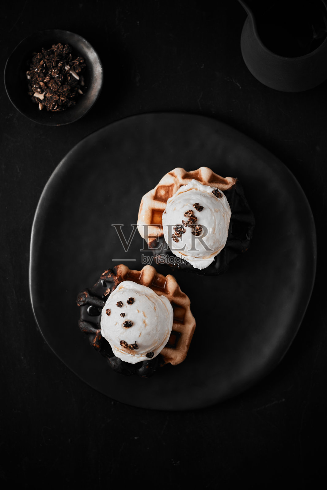 华夫饼配冰淇淋。照片摄影图片