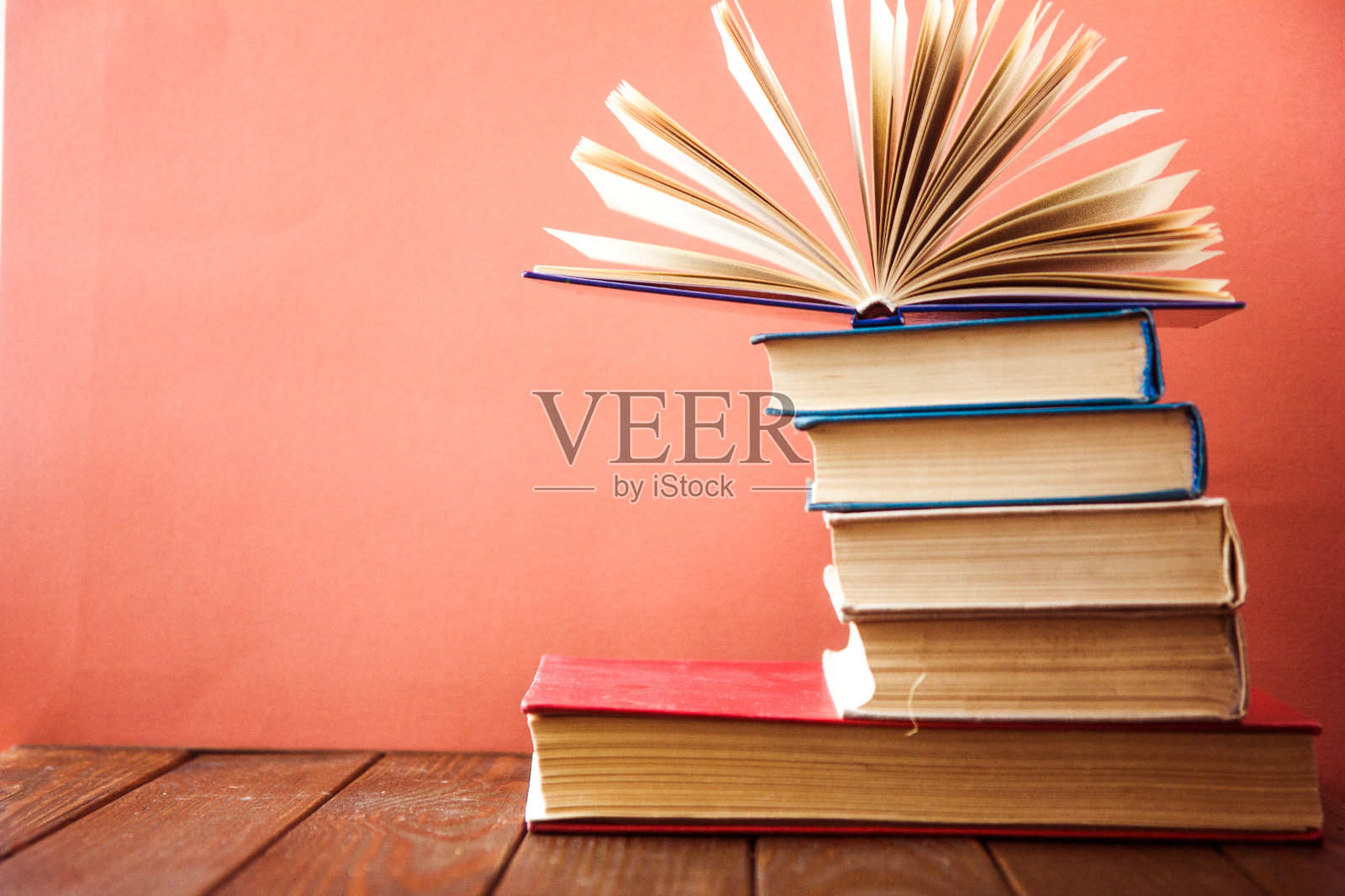 单词书。一堆五颜六色的书。教育背景。回到学校。书，精装的彩色书放在木桌上。教育事业的概念。文本复制空间照片摄影图片