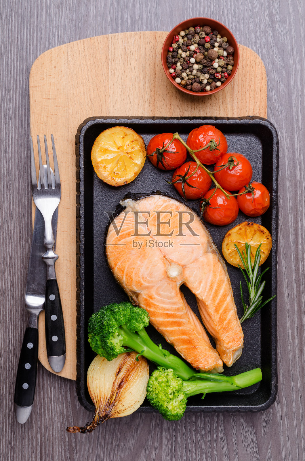 油炸有机鲑鱼排照片摄影图片