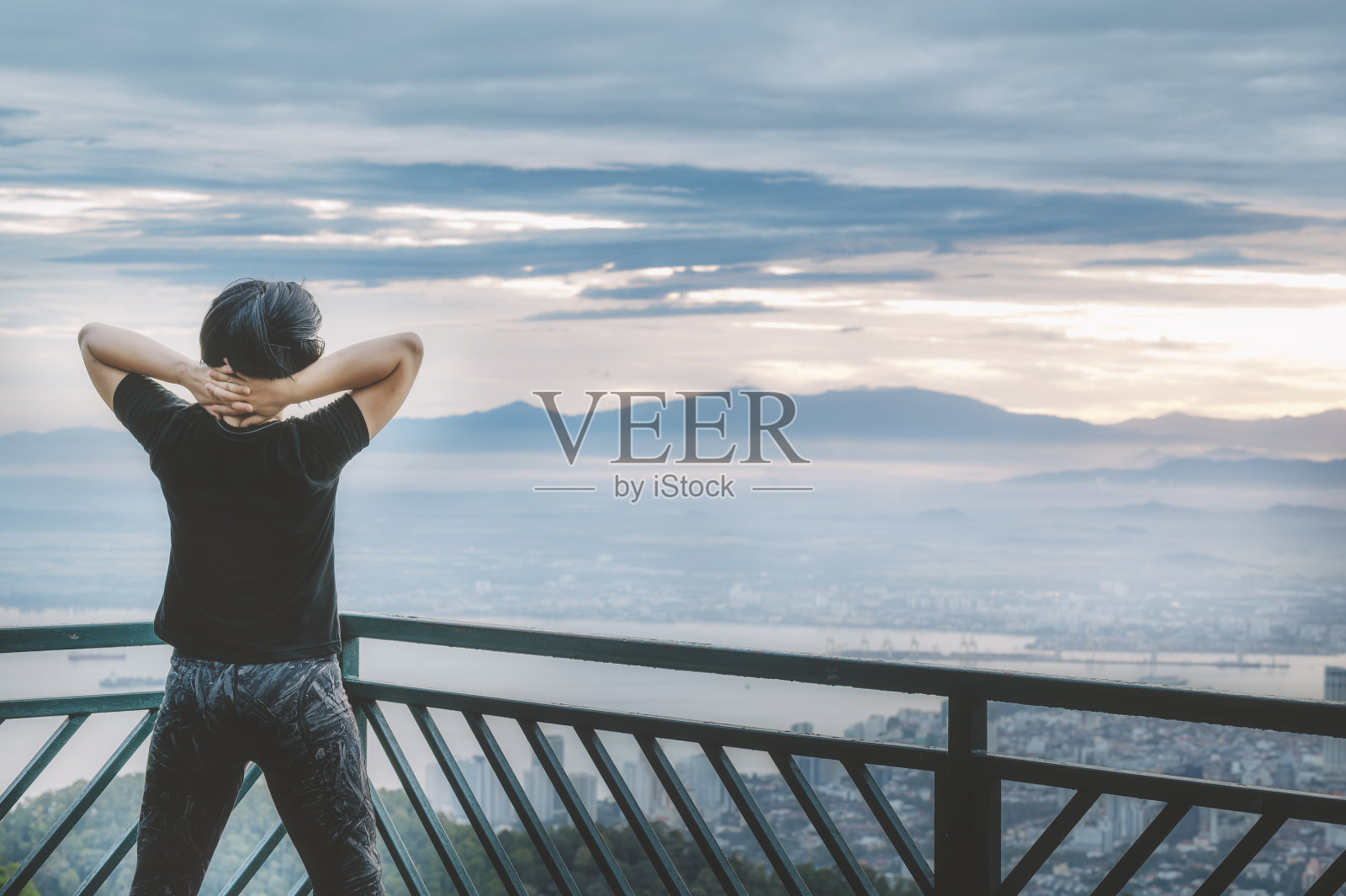 亚洲华人体育运动员迷你蹦床晨曦中在槟城山上锻炼照片摄影图片