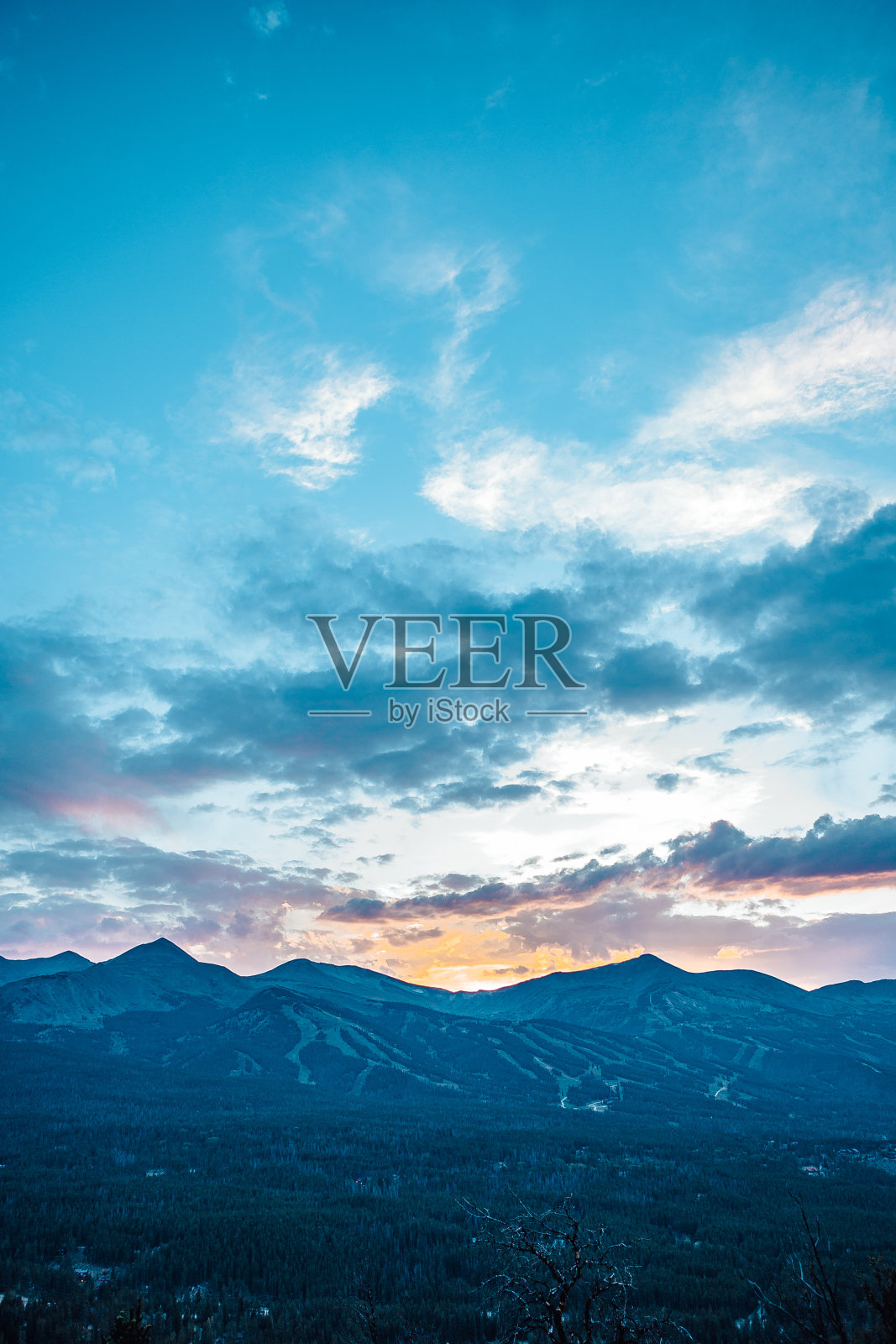 从布雷肯里奇上方观看，科罗拉多州的日落与积云和美丽的颜色在夏天照片摄影图片