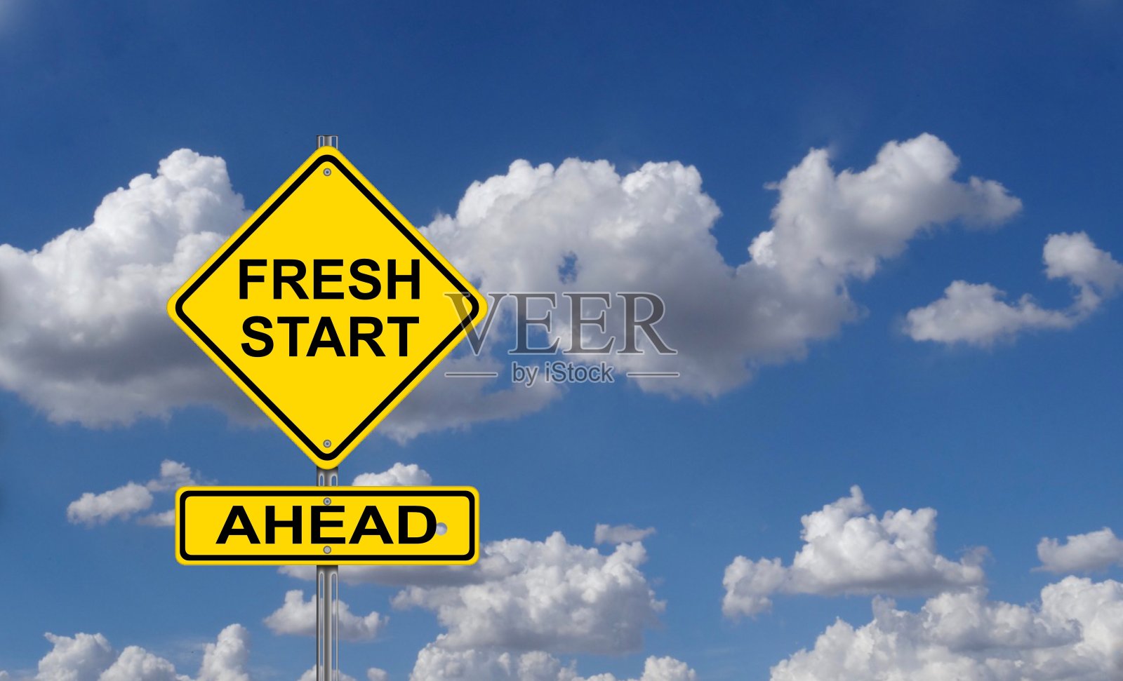 多云的蓝天映衬下的路标照片摄影图片