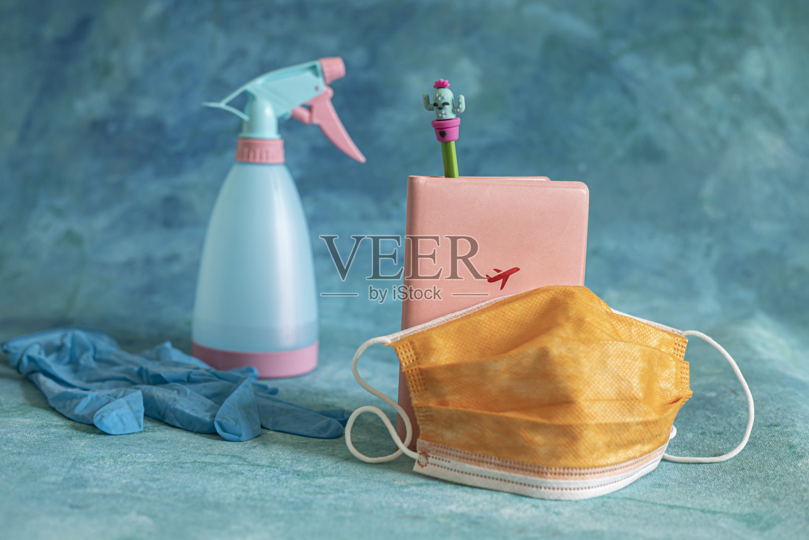 冠状病毒感染、防护口罩、手套和消毒剂照片摄影图片