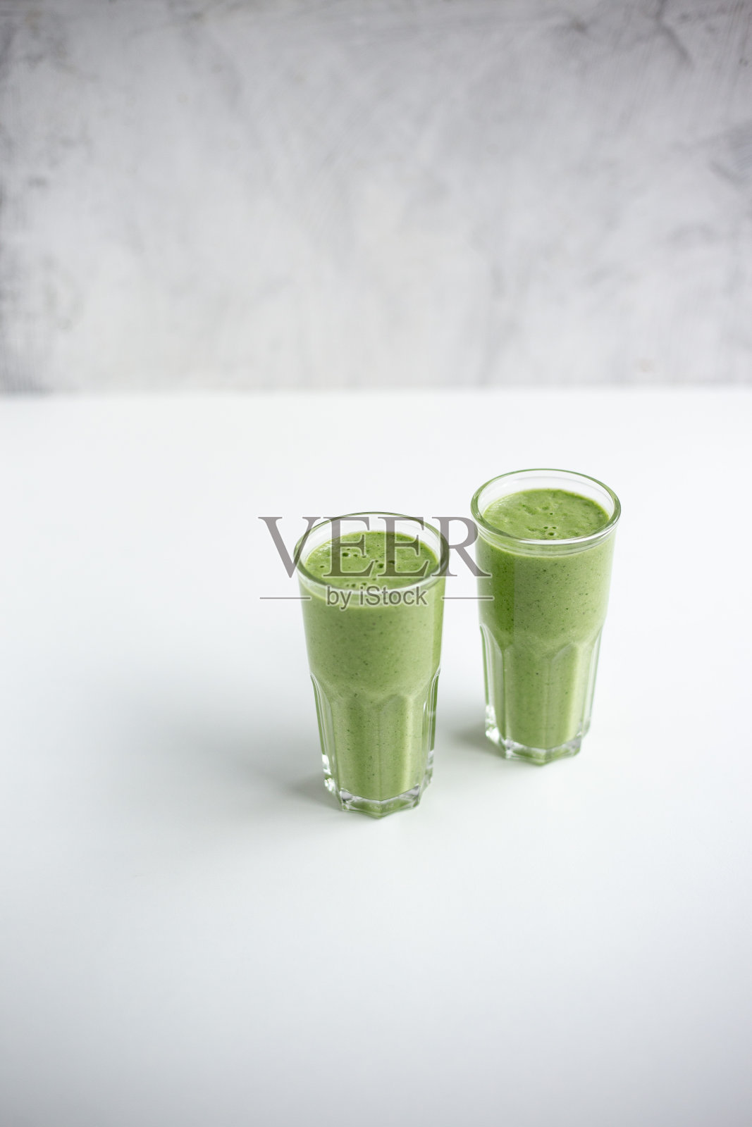 绿色排毒汁在白色大理石背景与复制空间。素食排毒的概念。照片摄影图片