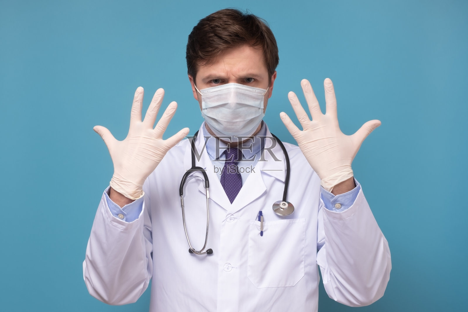 戴着无菌乳胶手套的成熟白人男子照片摄影图片