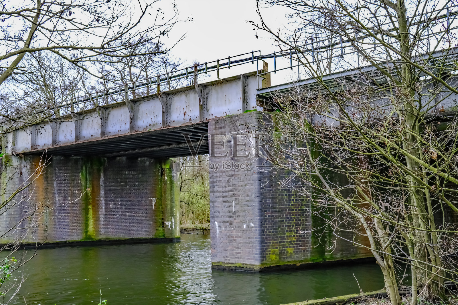 诺福克郡布尔河上的铁路桥照片摄影图片