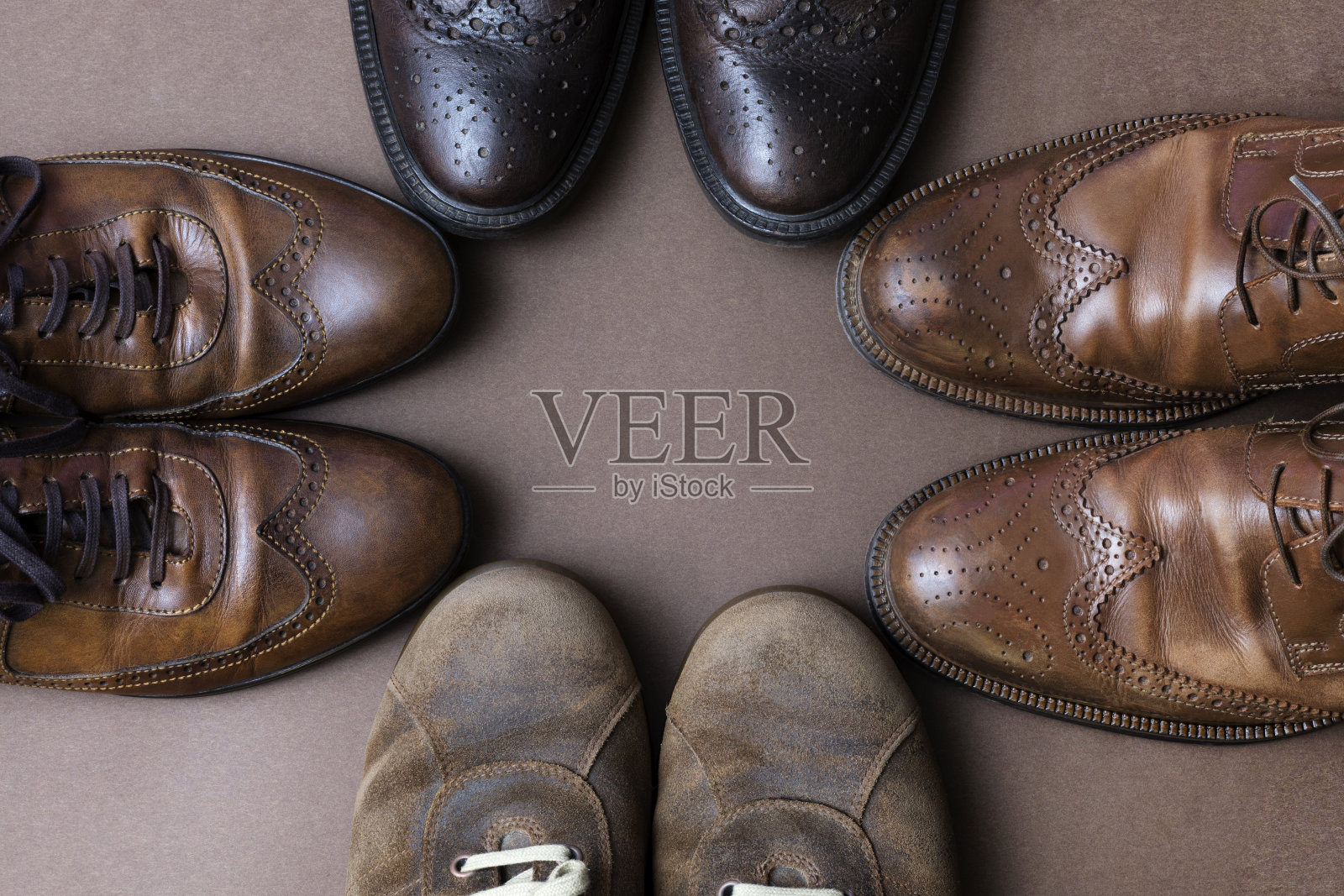 背景中的鞋子照片摄影图片