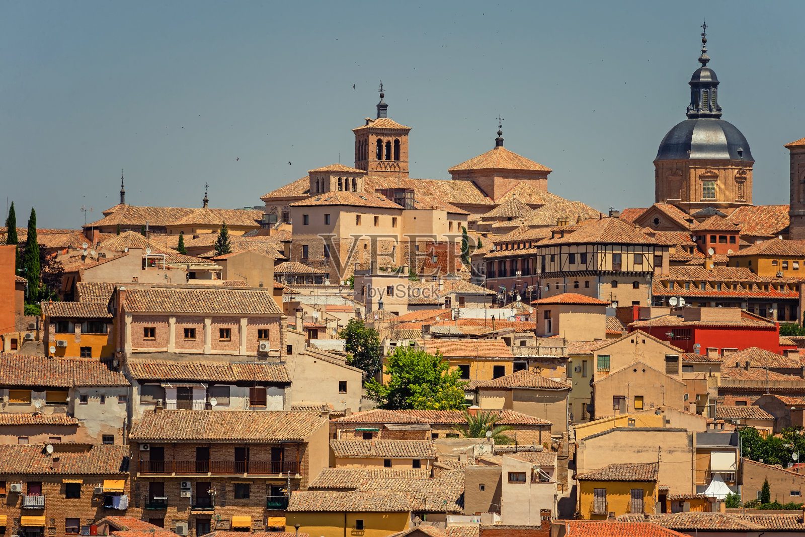 托莱多古城的全景和前面的塔霍河。托莱多,西班牙照片摄影图片