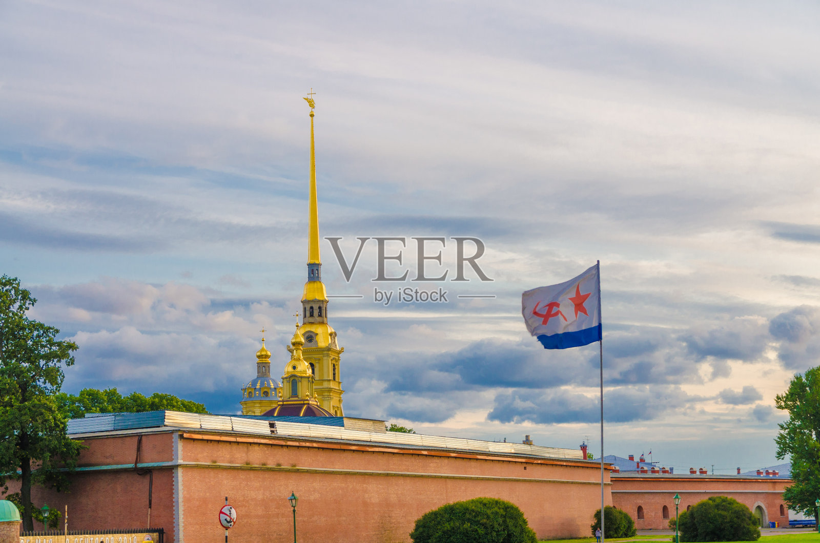 彼得和保罗城堡城堡，圣彼得和保罗大教堂与金色的尖顶，堡垒墙和旗帜苏联海军旗在扎亚奇Hare岛，圣彼得堡列宁格勒市，俄罗斯照片摄影图片