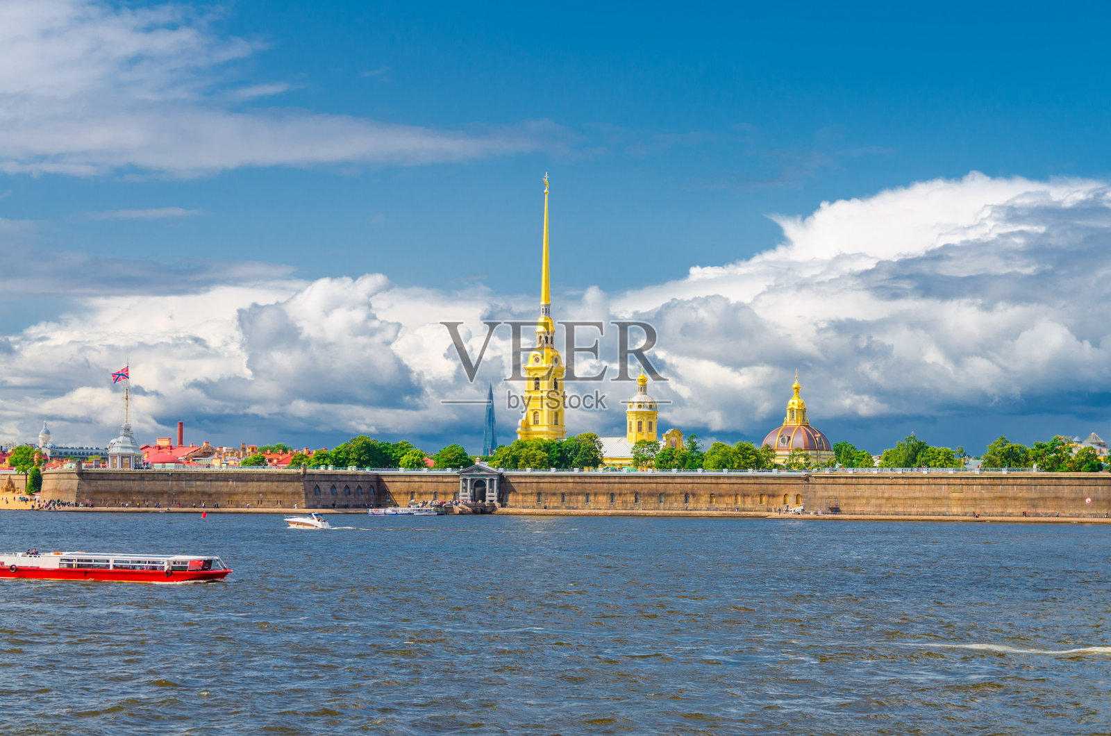 彼得和保罗城堡城堡，圣彼得和保罗大教堂东正教教堂，堡垒墙在扎亚奇野兔岛，涅瓦河，圣彼得堡列宁格勒市，俄罗斯照片摄影图片