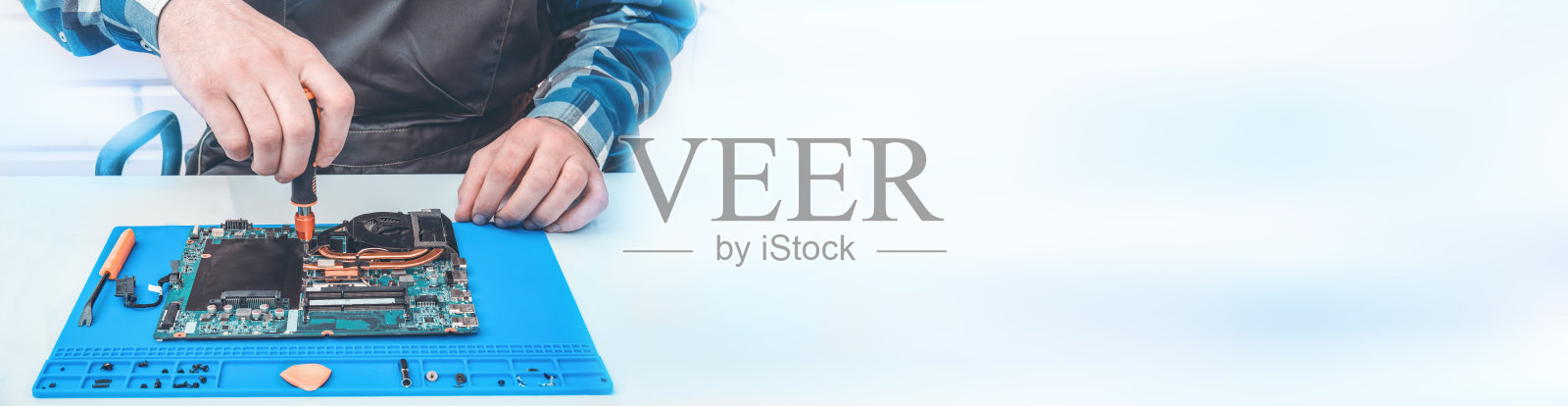 修理工从事技术支持工作，从事笔记本电脑的修复和清洁工作。照片摄影图片