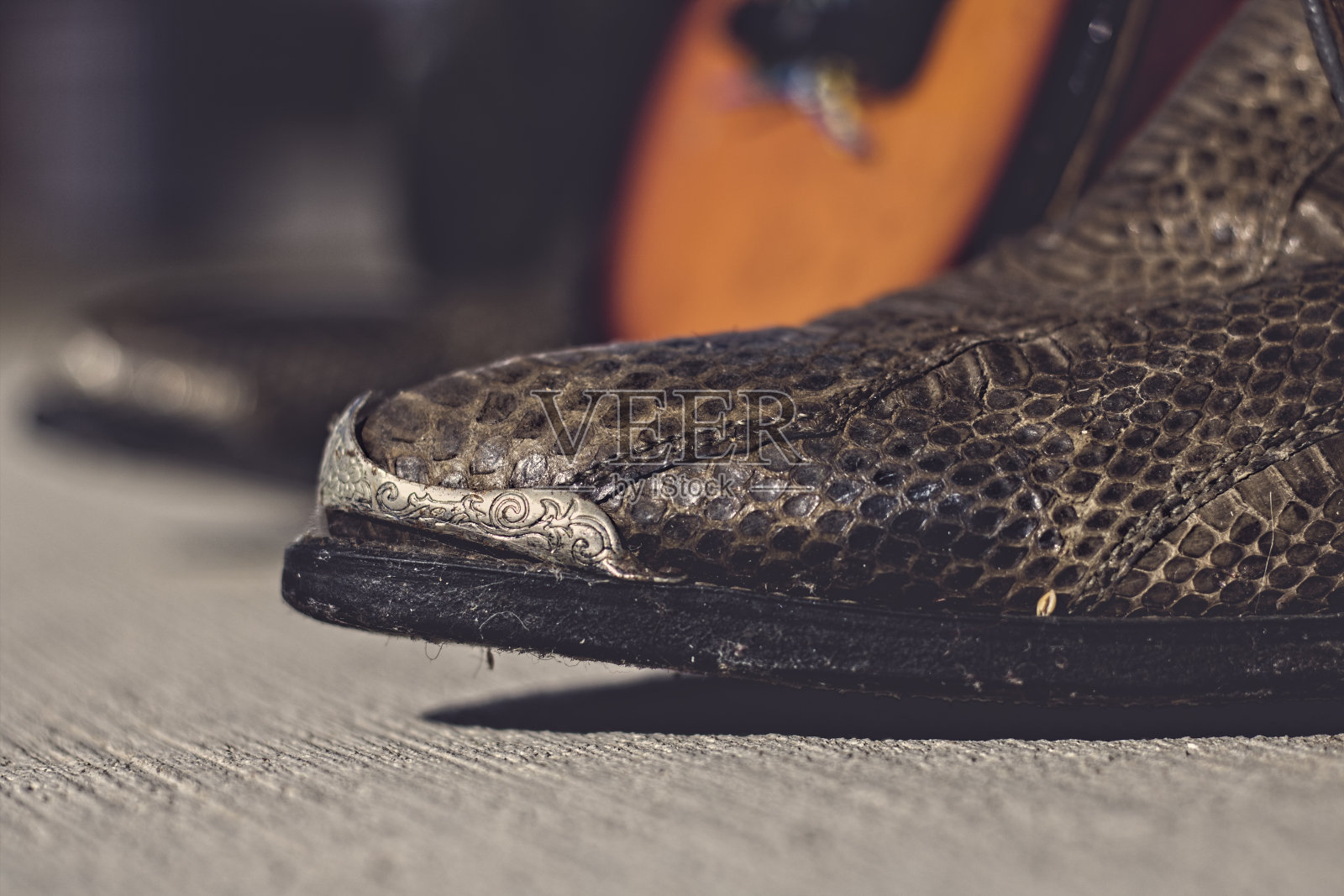 牛仔靴和吉他。照片摄影图片