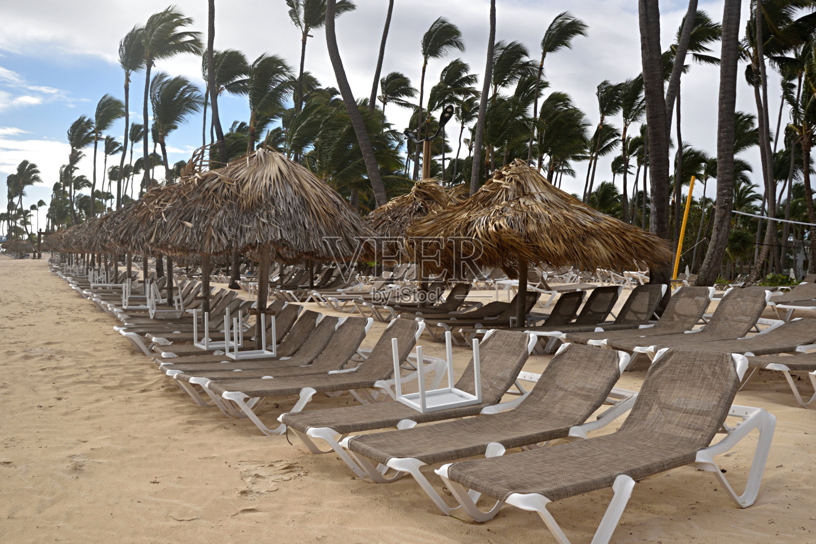 新冠病毒爆发期间，多米尼加共和国热带海滩上空无一人照片摄影图片