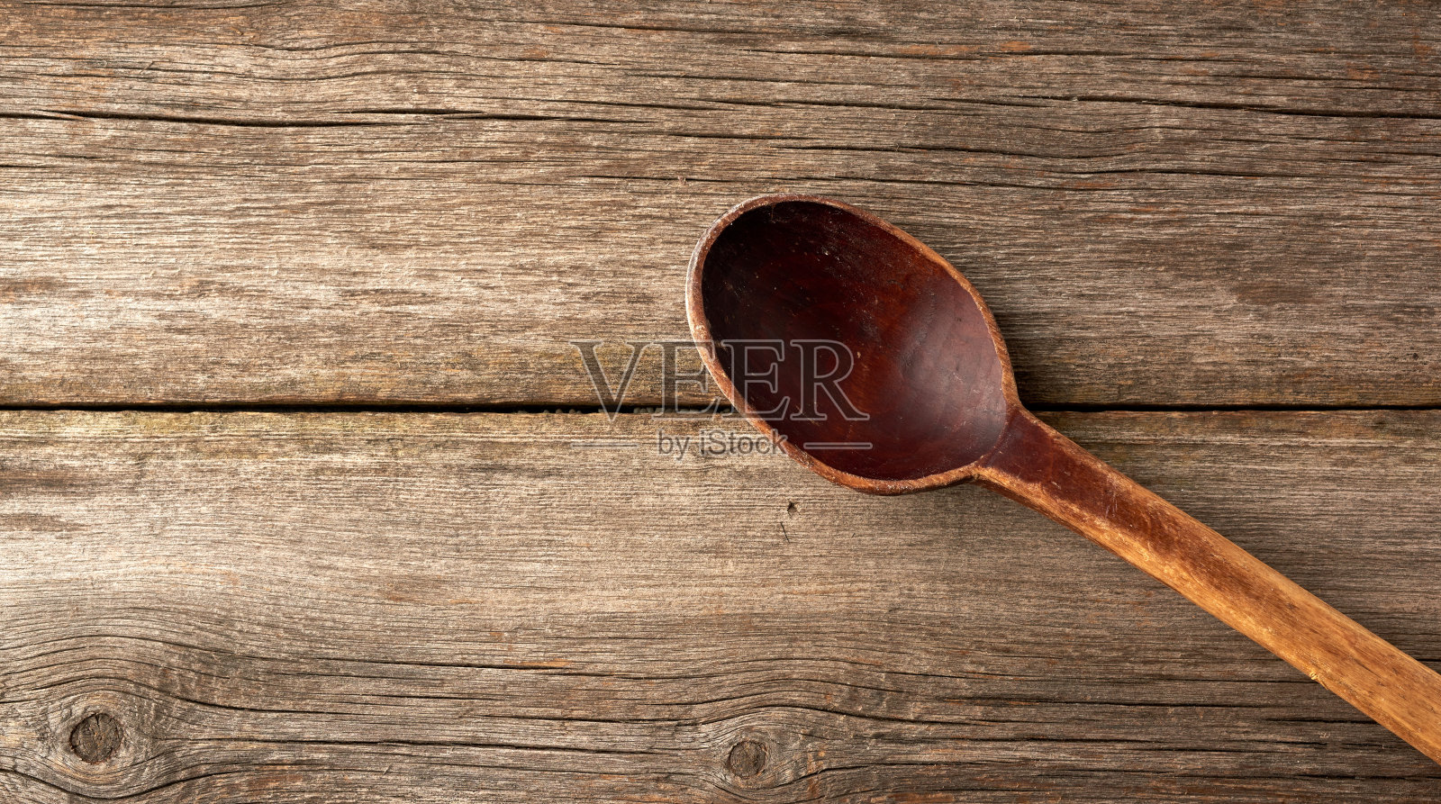 空的棕色木勺在灰色木质表面从旧板照片摄影图片