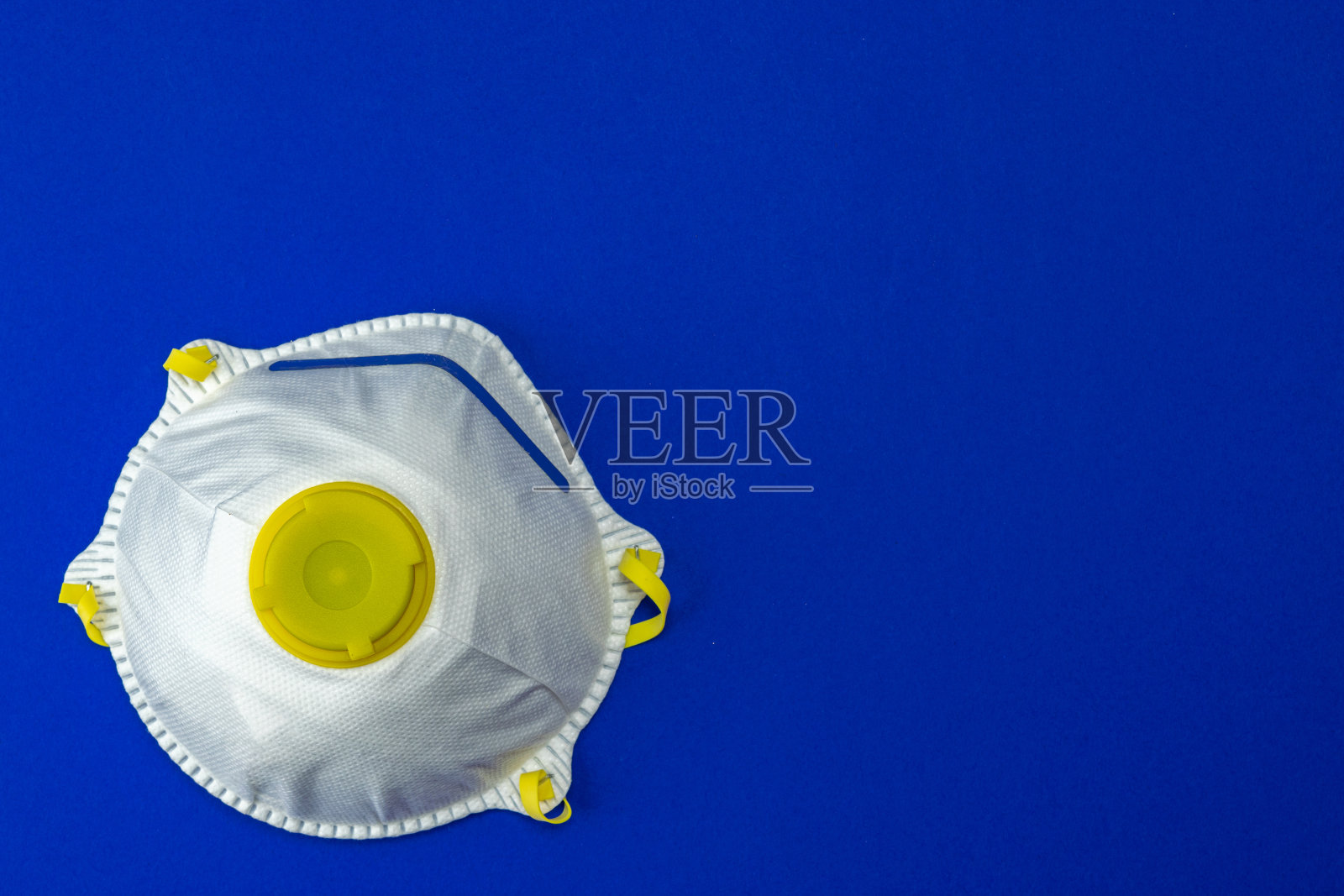 医用安全滤光罩，蓝色背景。用剪切路径保护冠状病毒细胞Covid-19爆发病毒。大流行医学健康风险概念。浮动病原体照片摄影图片