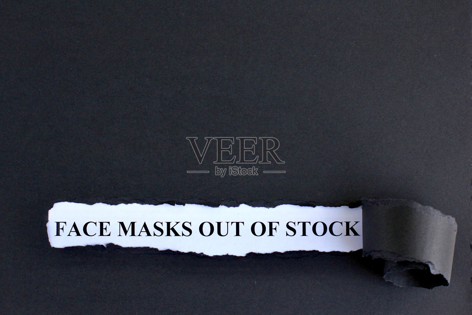 用黑纸在白背景上的洞里写上已脱销的文字面具照片摄影图片