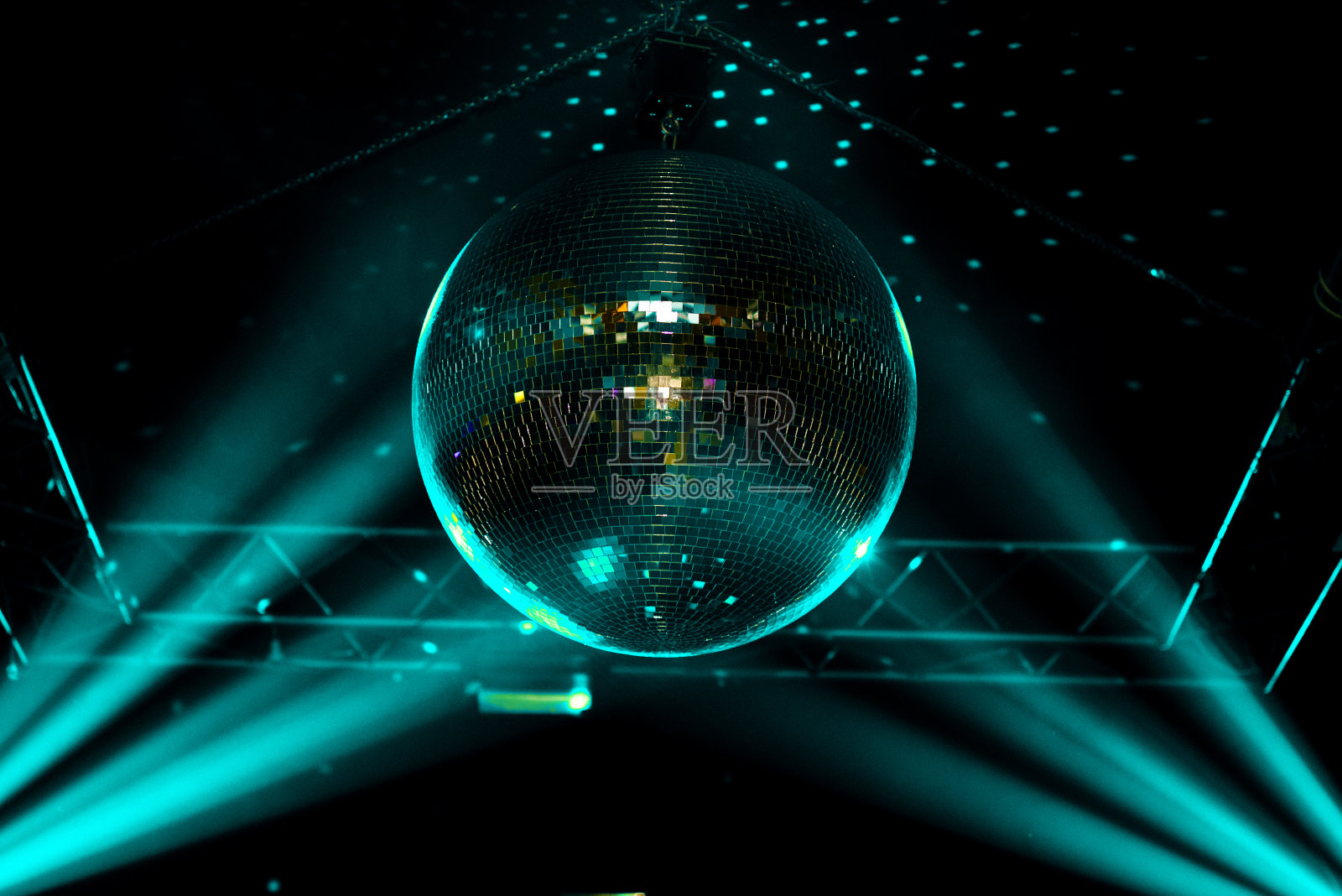 蓝色灯光迪斯科球与光线和点在墙上，夜总会背景。照片摄影图片