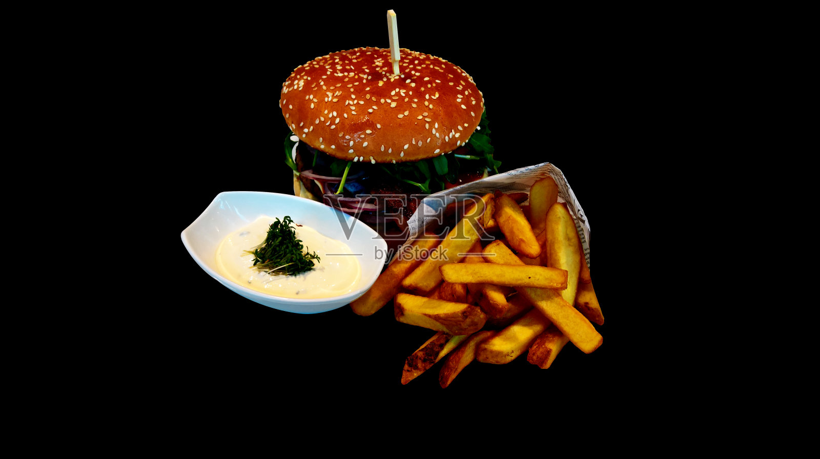 汉堡配天然牛排土豆和草本酱照片摄影图片