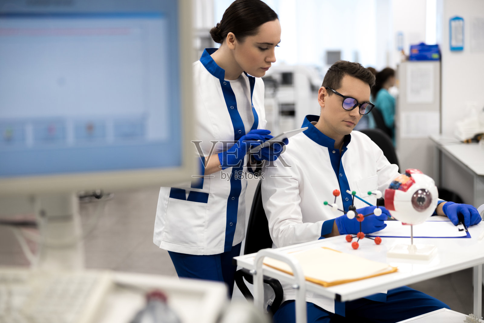 在现代科学实验室工作的研究科学家照片摄影图片