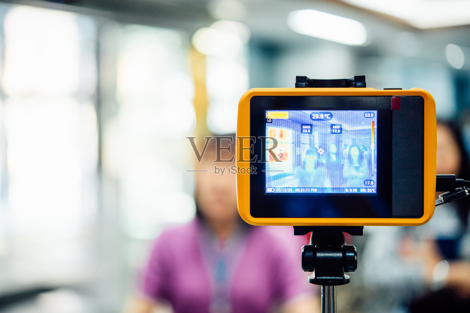 人们等待热扫描测温照片摄影图片