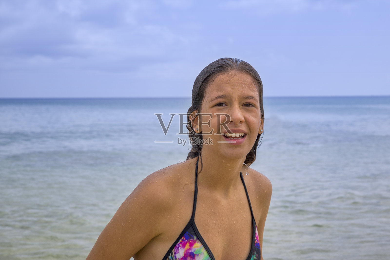 走出水面的青少年照片摄影图片