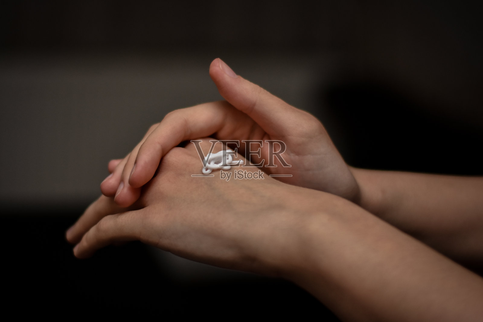 欧洲妇女使用洗手液照片摄影图片