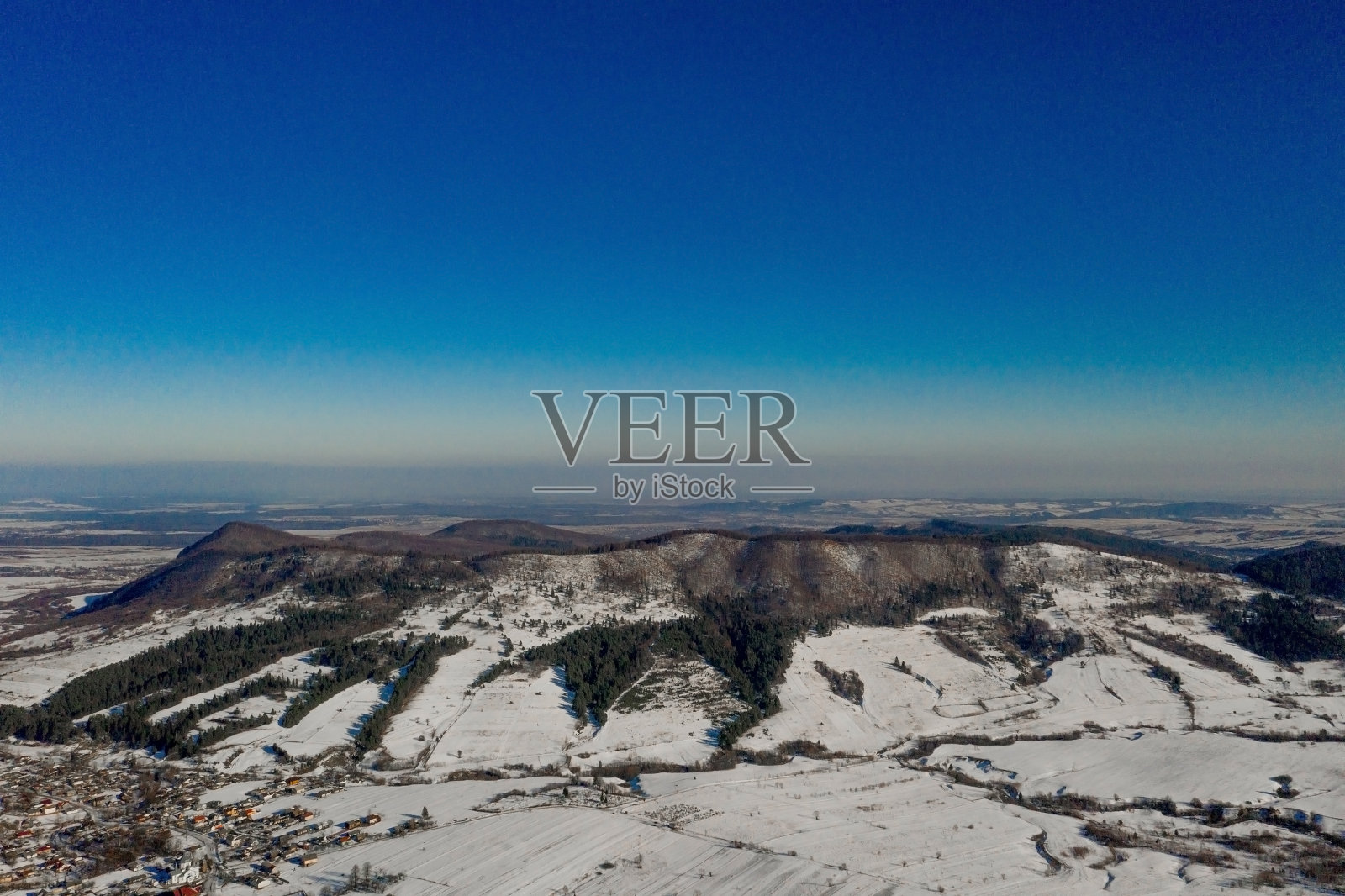 神奇的冬季景观。戏剧性的阴天。创造性的拼贴画。美丽的世界照片摄影图片