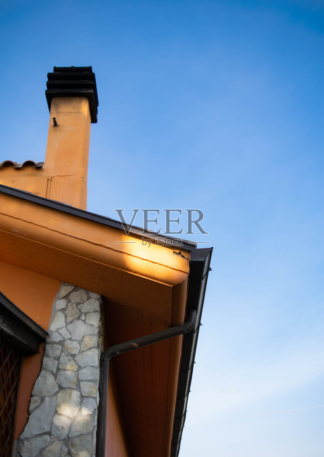 屋顶和排水管照片摄影图片