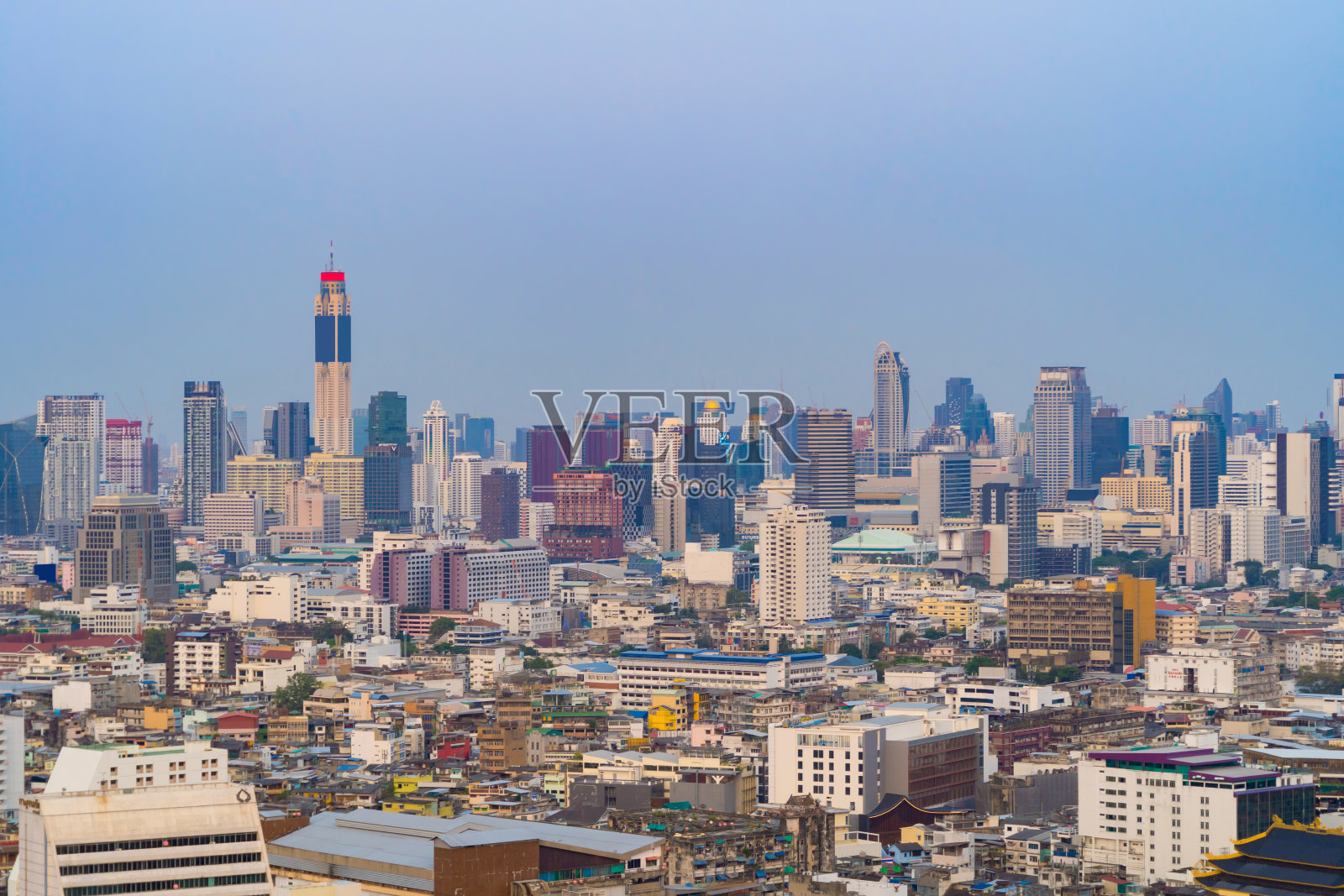 鸟瞰图曼谷市中心天际线，泰国。智慧城市中的金融商务区和住宅区。摩天楼和高层建筑日落时分。照片摄影图片