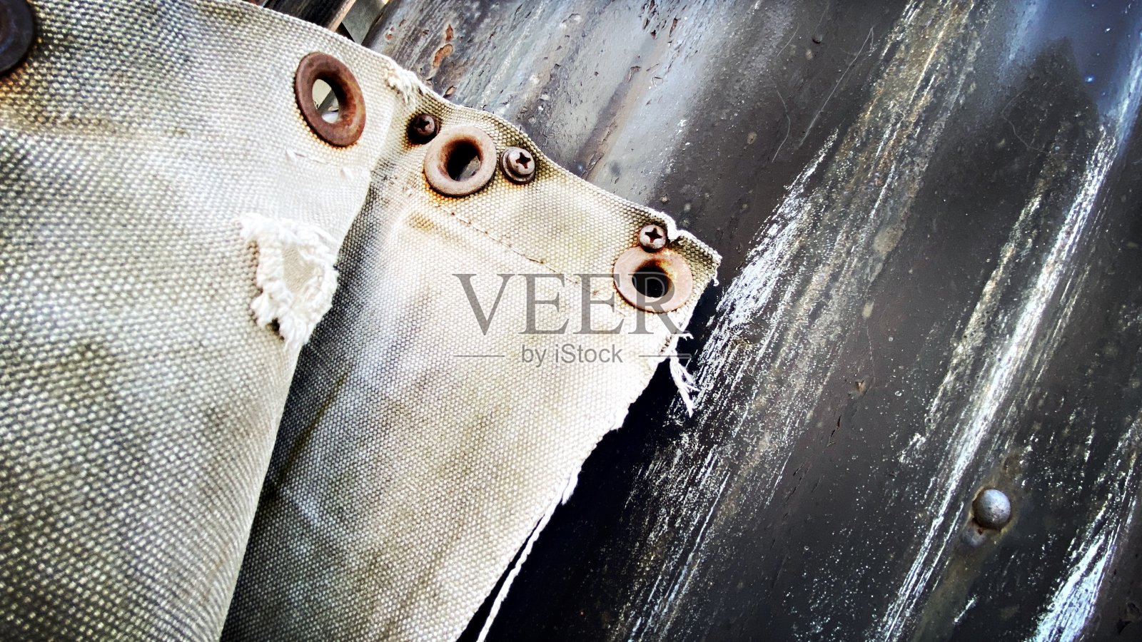 帆布，有金属环，固定在波纹金属上照片摄影图片