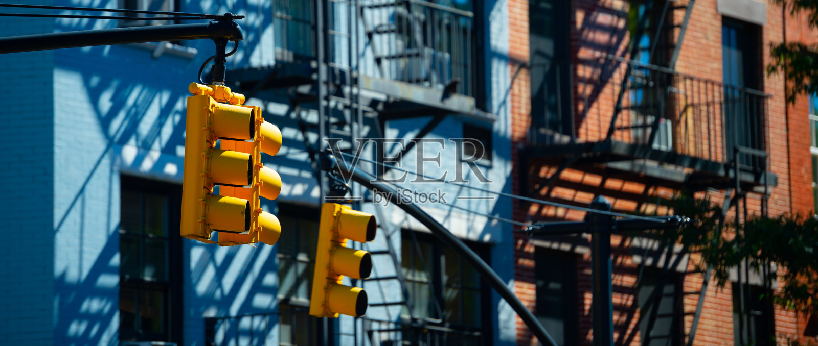 红绿灯和典型的纽约防火梯照片摄影图片