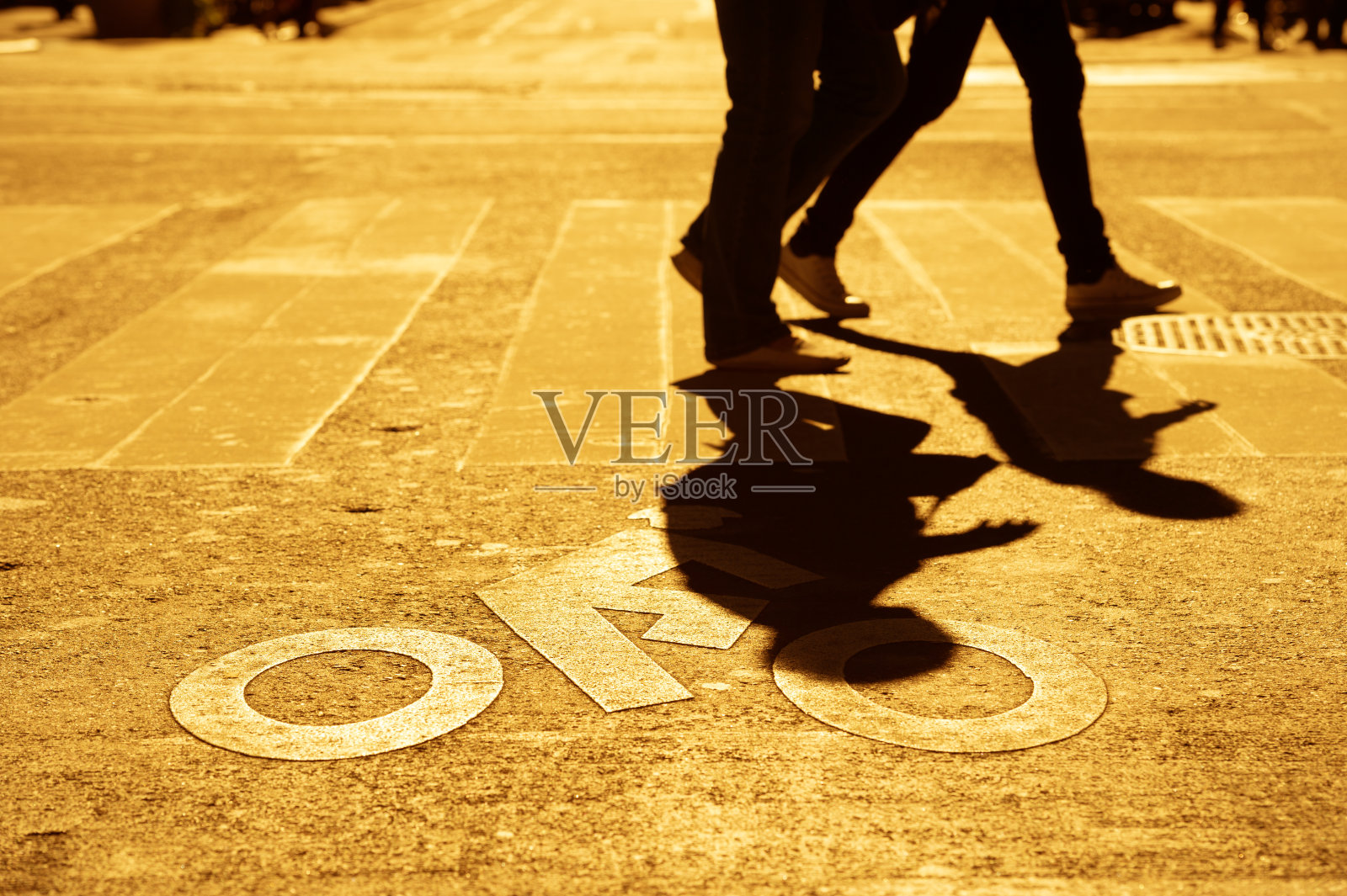 日落，自行车道标志和斑马线在纽约照片摄影图片