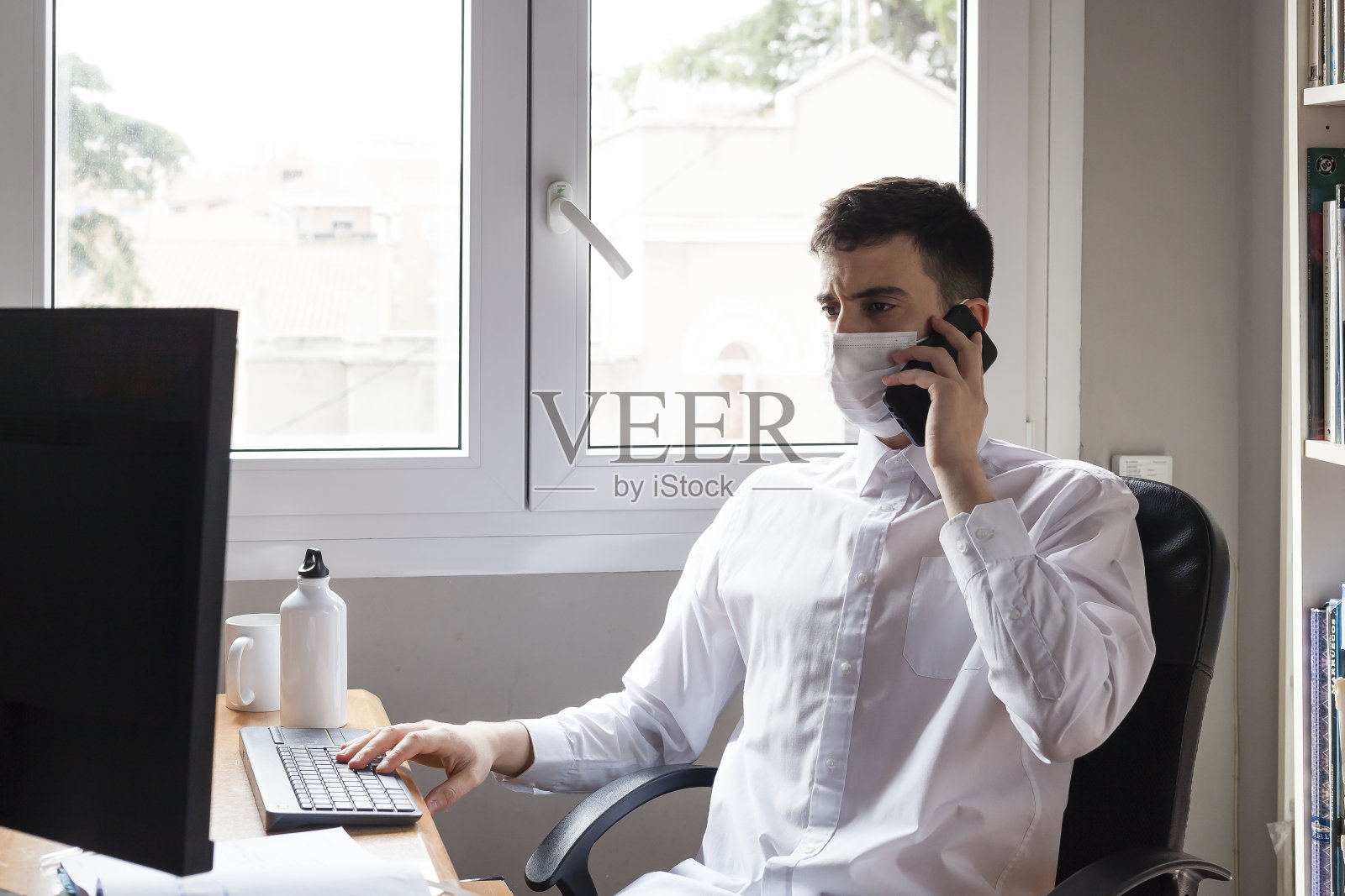 新冠隔离期间居家远程办公的男人照片摄影图片