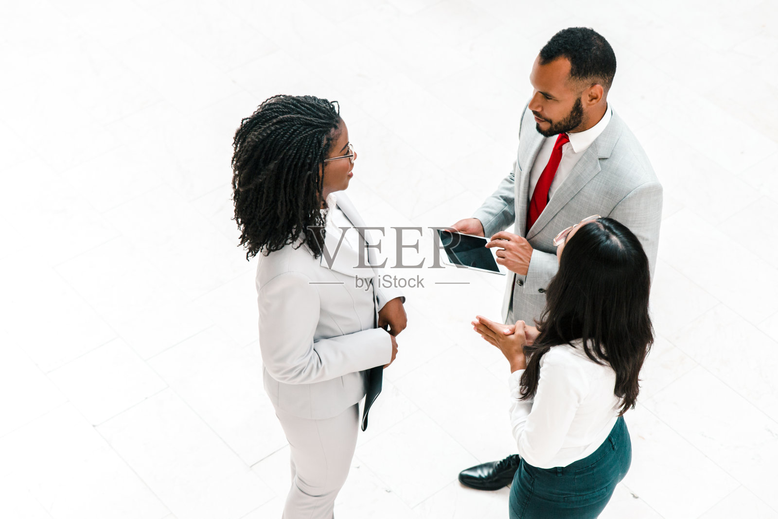 办公室走廊里讨论项目的同事照片摄影图片