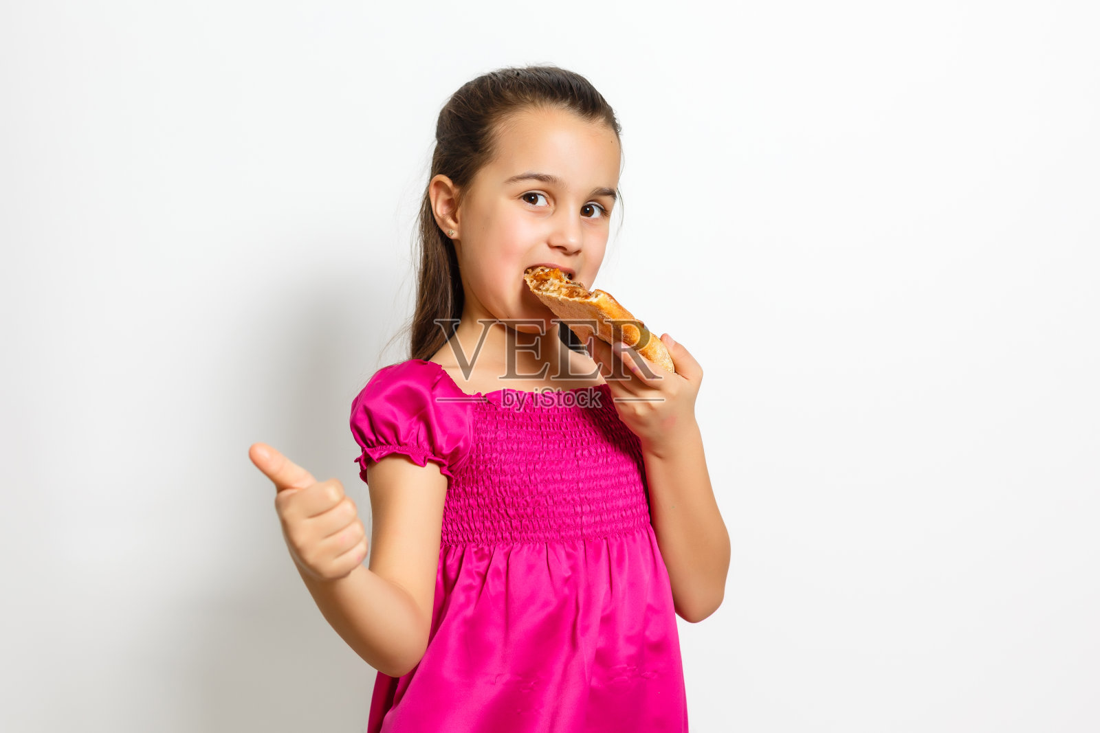 快乐的小女孩拿着披萨，白色背景照片摄影图片