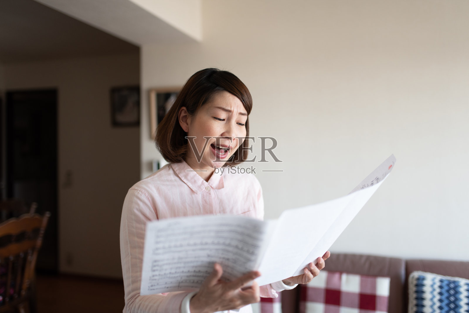 中年妇女唱歌照片摄影图片