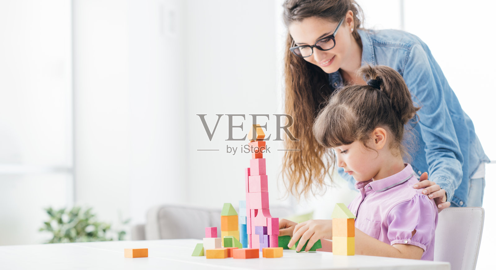 母女一起玩耍照片摄影图片