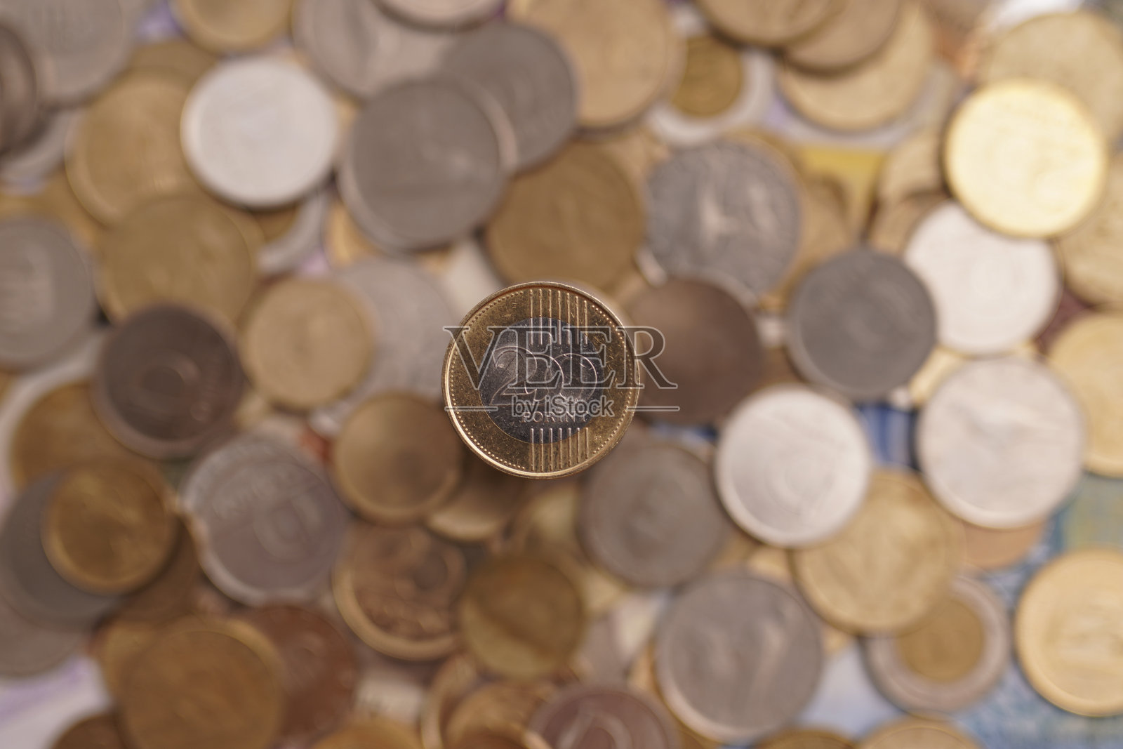 福林硬币匈牙利货币。背景中有不同面额的硬币。200福林Európe匈牙利照片摄影图片